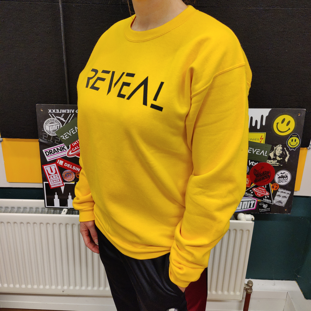 Sweater unisex black on yellow