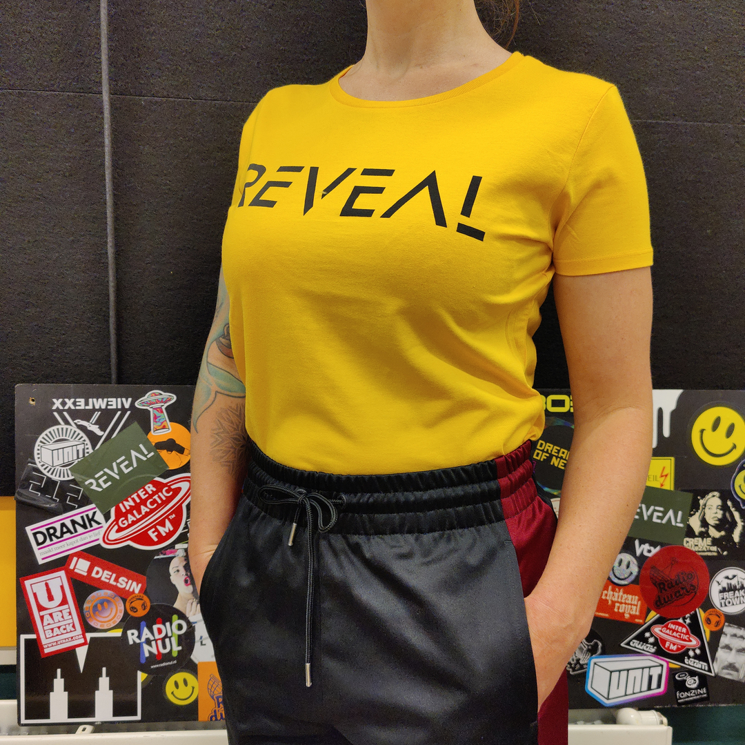 T-shirt female black on yellow